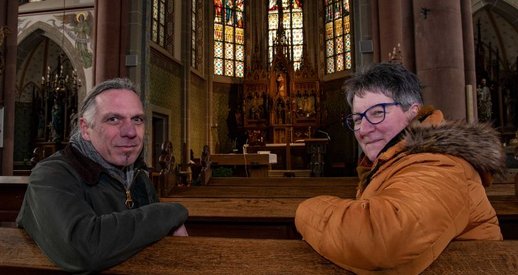 Marcus Koopmann und Barbara Kopal sitzen in der St.-Hubertus-Kirche in Schaephuysen.